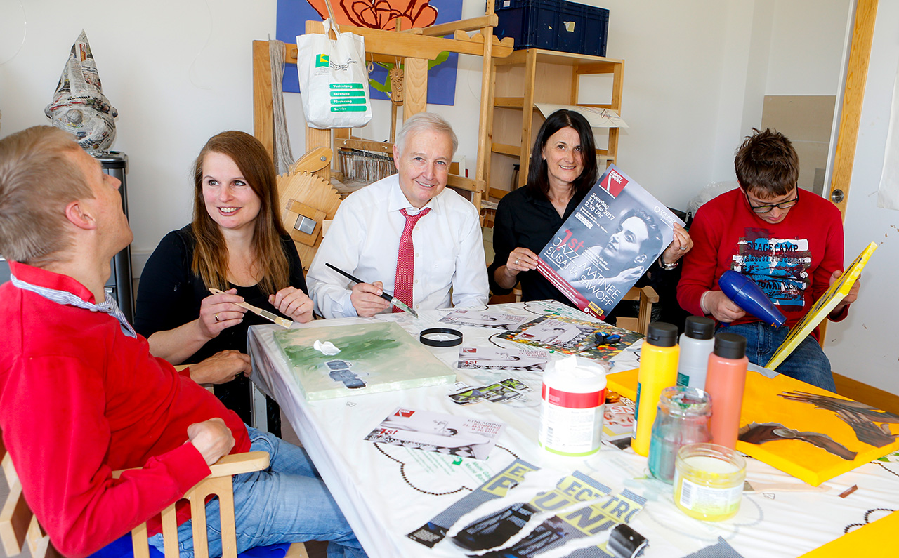 v.l.n.r Michael Pucher, Barbara Ambrusch-Rapp, TIAG Vorstand Alexander Bouvier, Werkstättenleiterin Ilse Hainig und Andreas Grünanger sind eifrig am Kunstschaffen für die Ausstellung. Werke und Künstler sind am 21.Mai mit dabei.